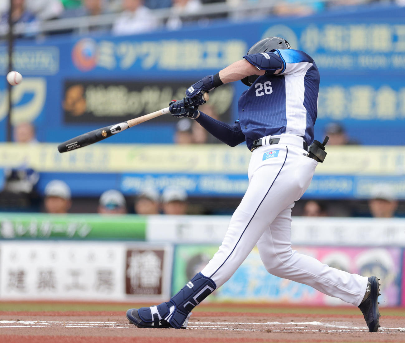 ロッテ対西武　1回表西武1死一塁、左越え2点本塁打を放つネビン（撮影・野上伸悟）