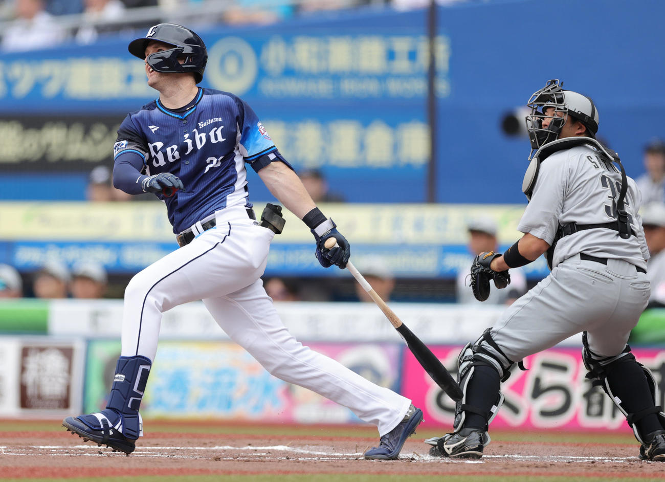 ロッテ対西武　1回表西武1死一塁、左越え2点本塁打を放つネビン（撮影・野上伸悟）