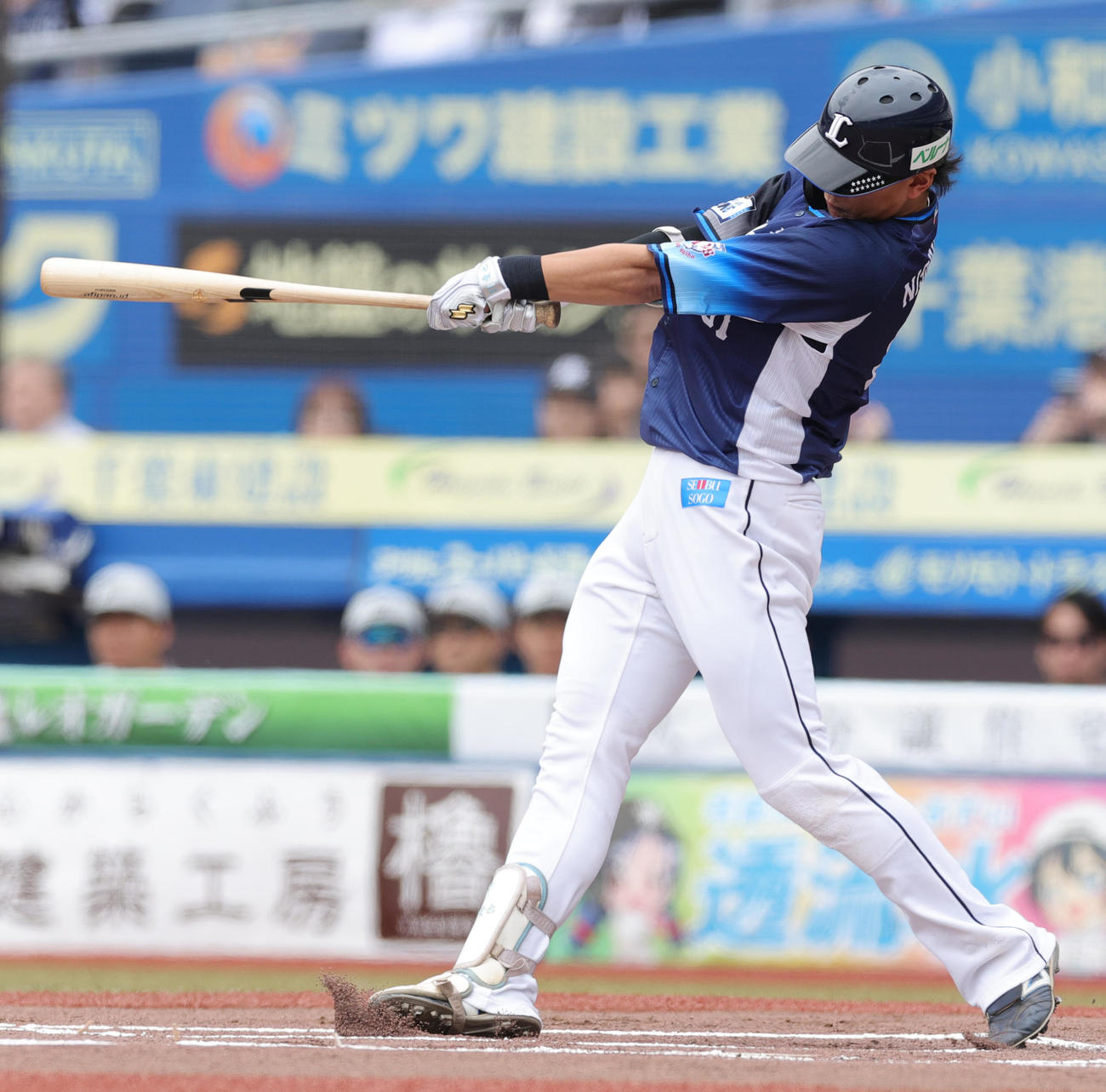 ロッテ対西武　1回表西武無死、先頭打者本塁打を放つ西川（撮影・野上伸悟）