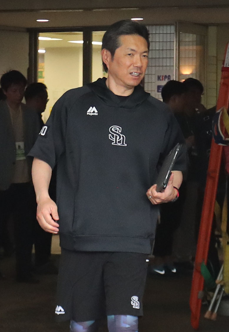 雨で試合が中止になり鹿児島へ移動する車に向かう小久保監督（撮影・梅根麻紀）