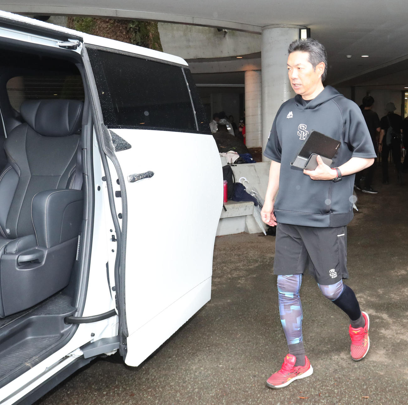 車で引きあげる小久保裕紀監督