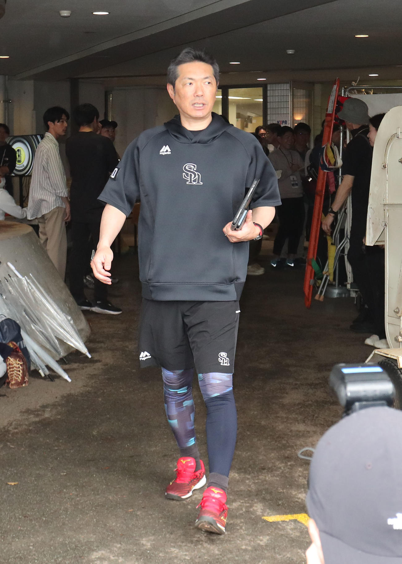 雨で試合が中止になり鹿児島へ移動する車に向かう小久保監督（撮影・梅根麻紀）