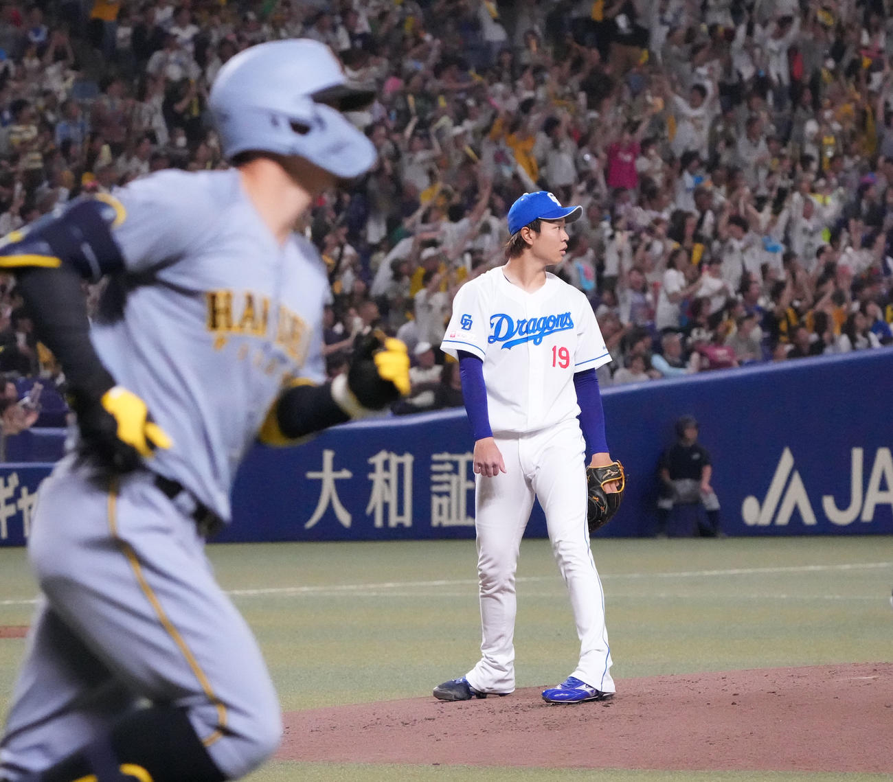 中日対阪神　2回表阪神無死、高橋宏（右）は佐藤輝に右中間スタンドへ本塁打を打たれる（撮影・森本幸一）