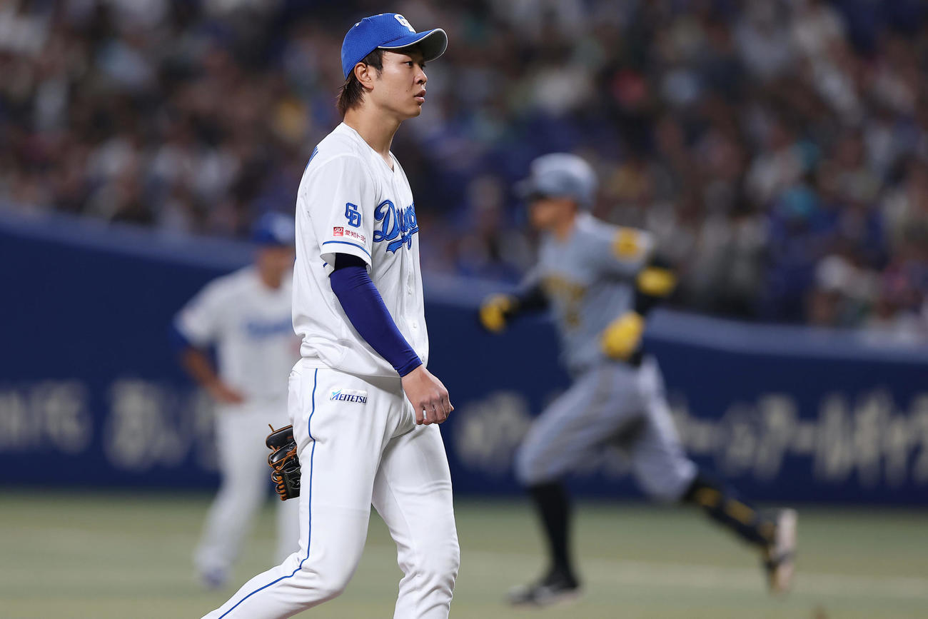 中日対阪神　2回表阪神無死、佐藤輝（右）に同点本塁打を浴びる高橋宏（撮影・前田充）
