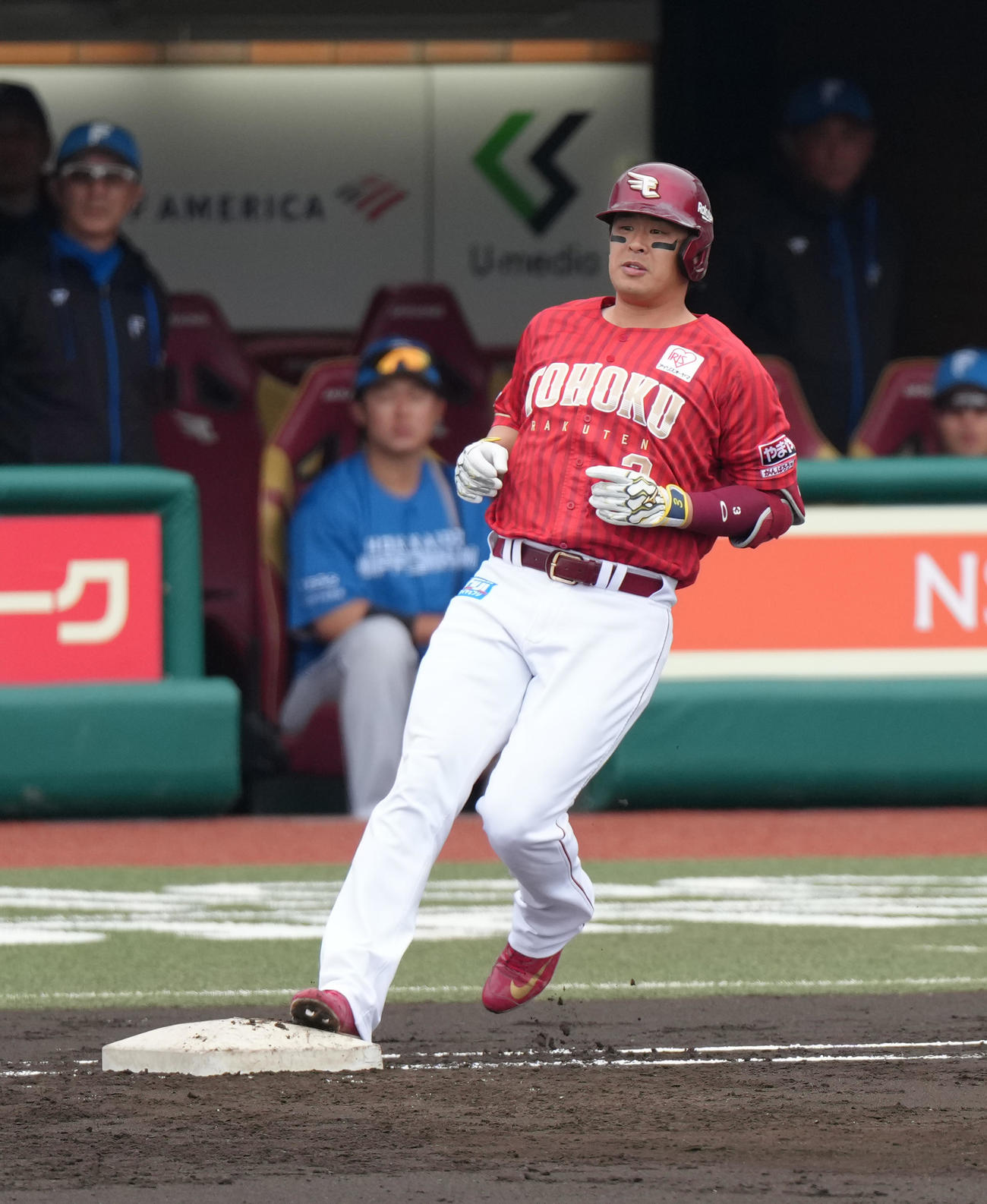 楽天対日本ハム　1回裏楽天1死二塁、浅村は通算2000安打となる右前適時打を放つ（撮影・足立雅史）