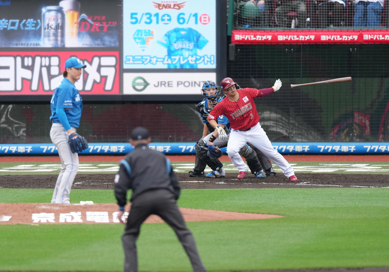 楽天対日本ハム　2回裏楽天2死一塁、浅村は左前打を放つ。投手山崎（撮影・足立雅史）