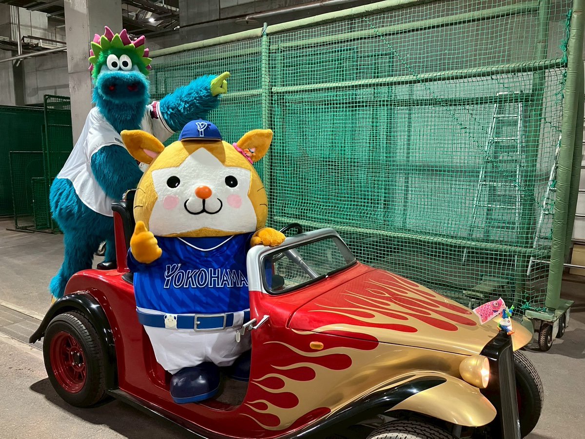 DeNAの公式Xから。DeNAのDB・スターマンと広島のスラィリーによる仲良し2ショット（スクリーンショット）