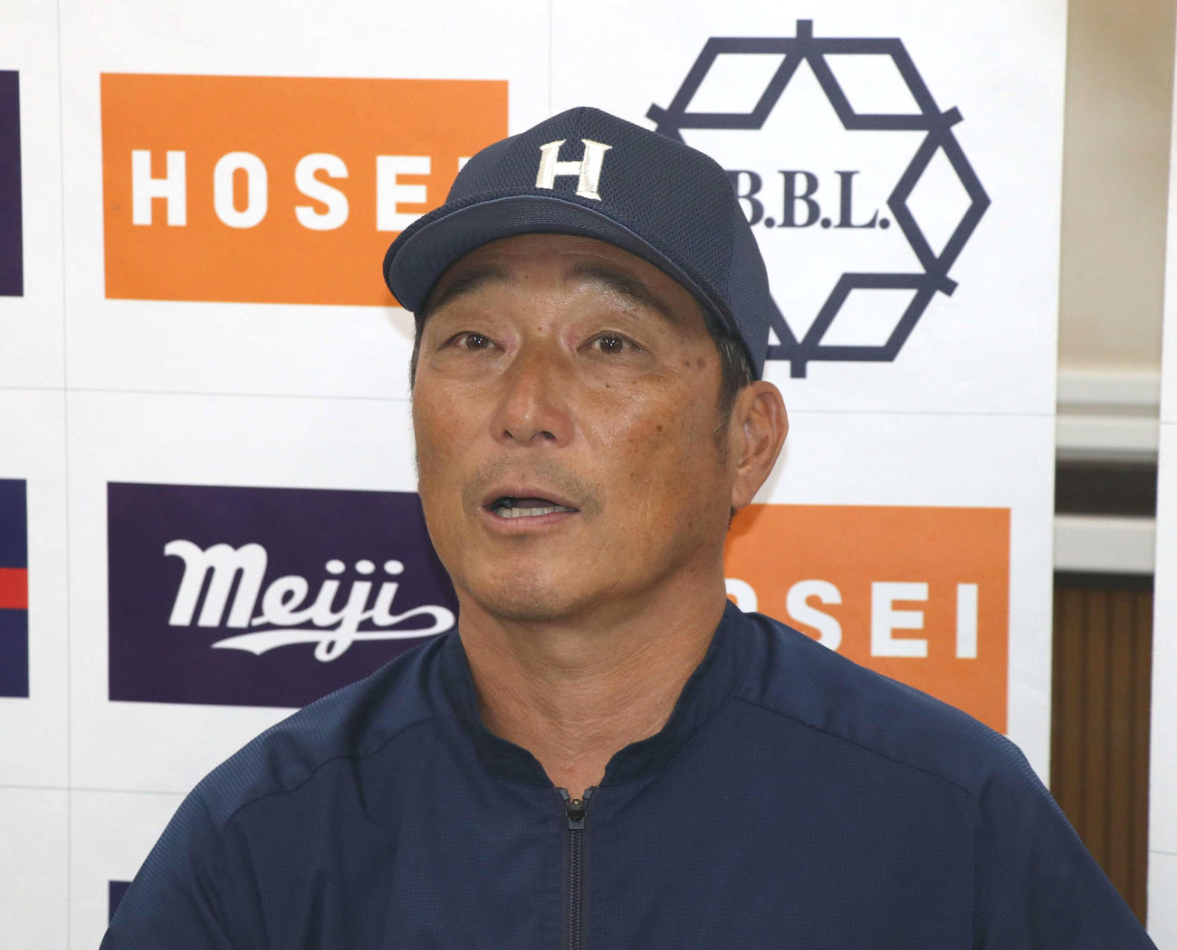 明大対法大　試合後のインタビューに答える法大大島監督（撮影・寺本吏輝）