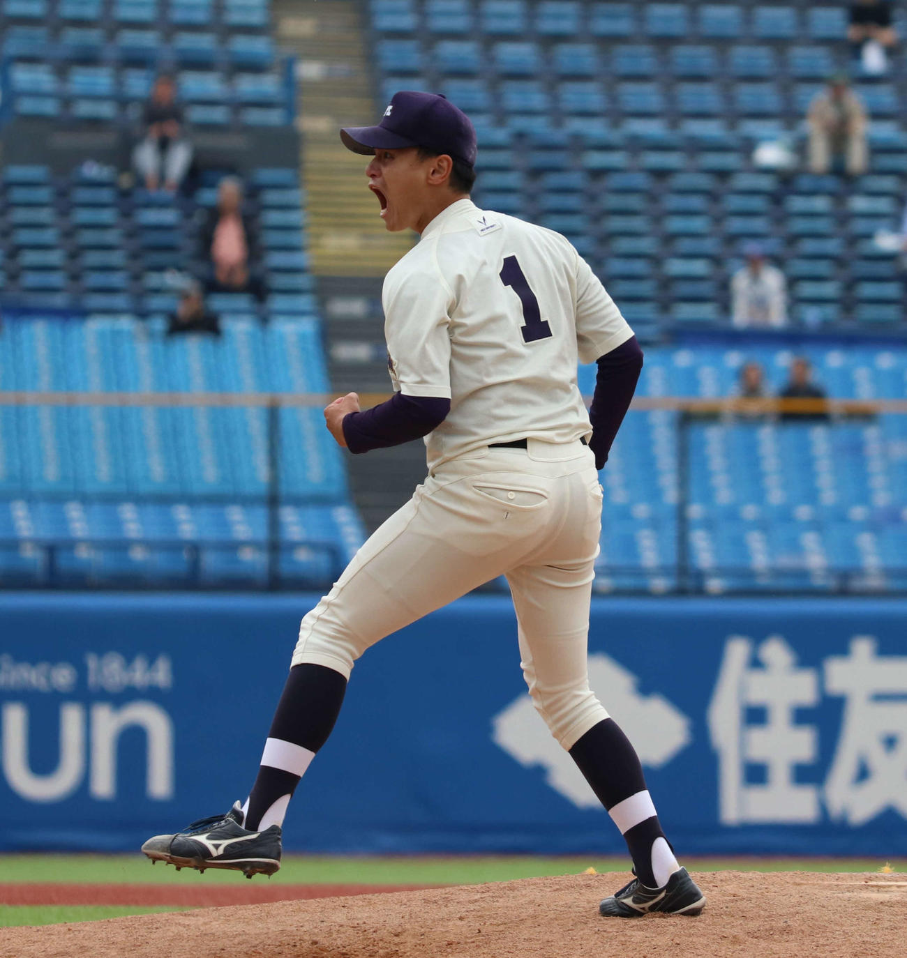 明大対法大　9回裏法大無死一塁、藤森康を三振に打ち取り吠える明大毛利（撮影・寺本吏輝）