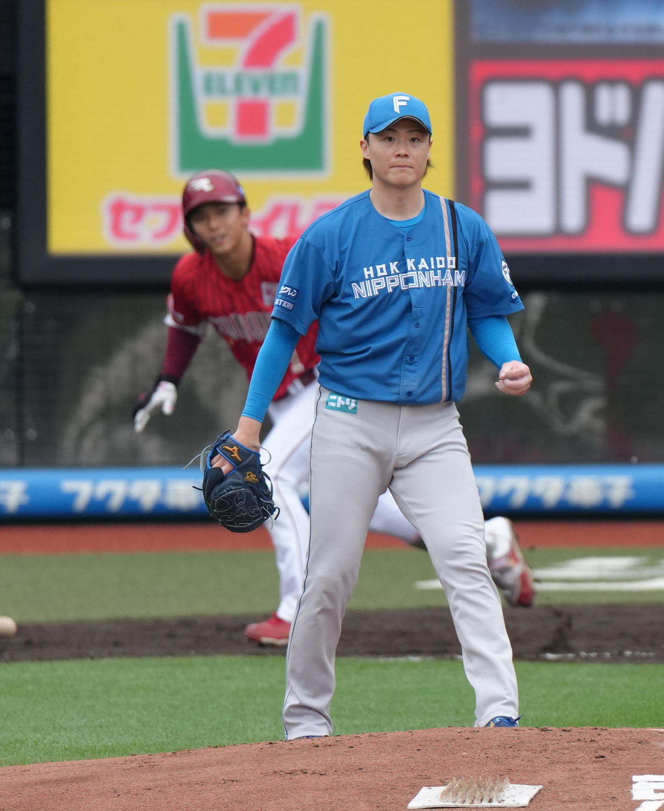 楽天対日本ハム　1回裏楽天2死満塁、宗山（後方）に中前適時打を浴びた山崎（撮影・足立雅史）