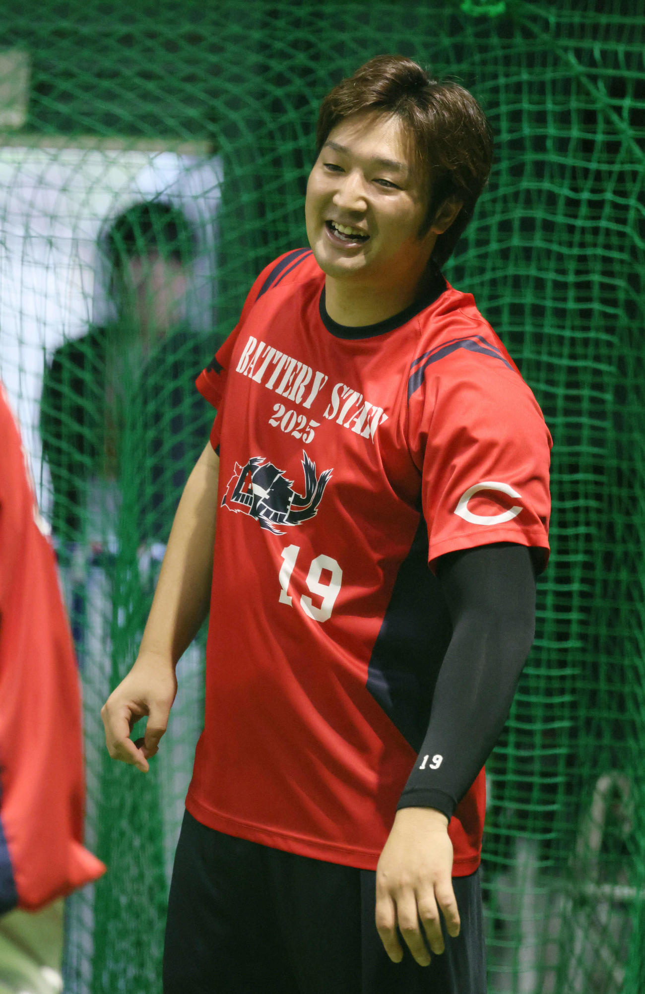 練習中、笑顔を見せる広島床田寛樹（撮影・加藤孝規）