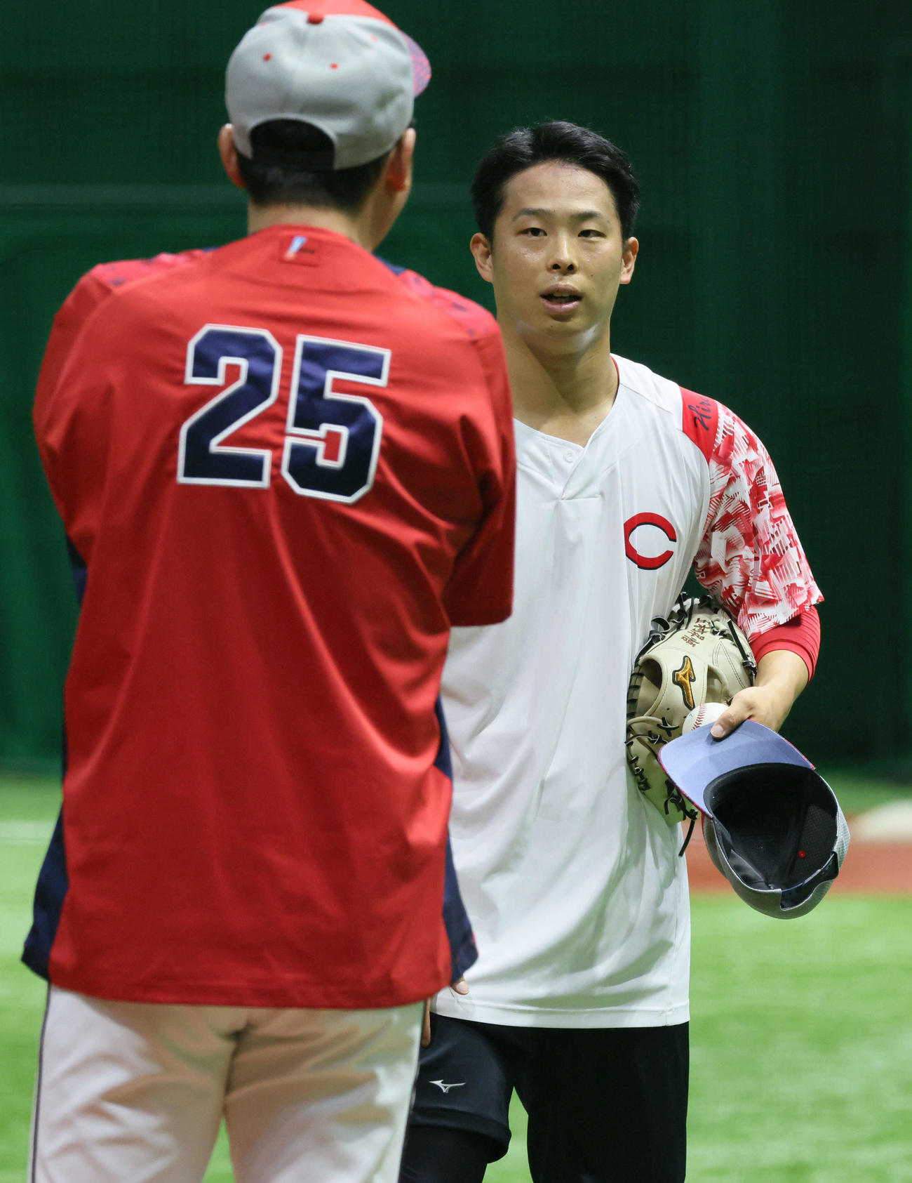 新井貴浩監督と話し合う玉村昇悟（撮影・加藤孝規）