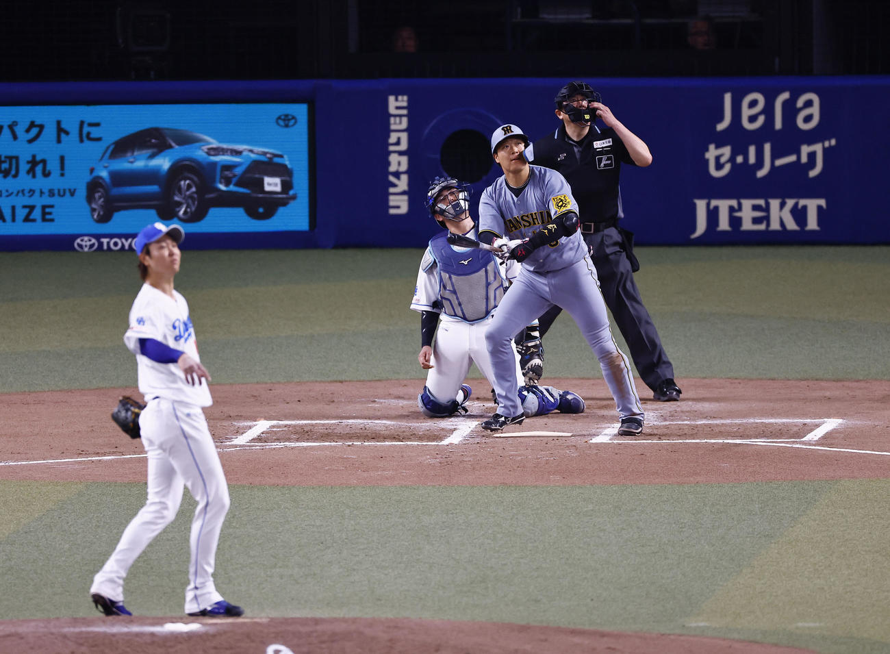 中日対阪神　6回表阪神2死一、三塁、大山は左越えに2点適時二塁打を放つ。投手高橋宏（撮影・藤尾明華）