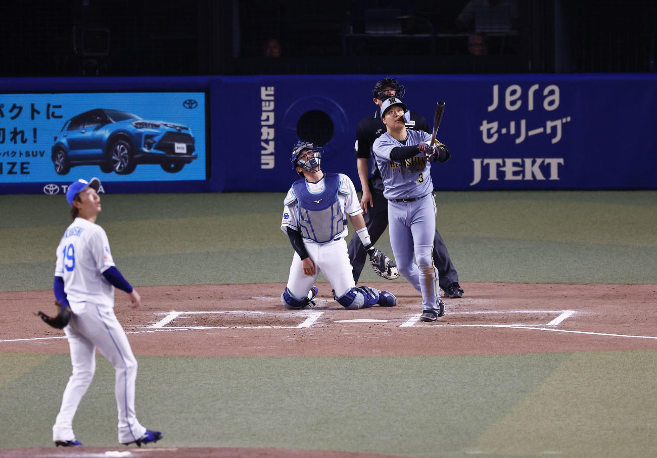 中日対阪神　6回表阪神2死一、三塁、大山は左越えに2点適時二塁打を放つ。投手高橋宏（撮影・藤尾明華）