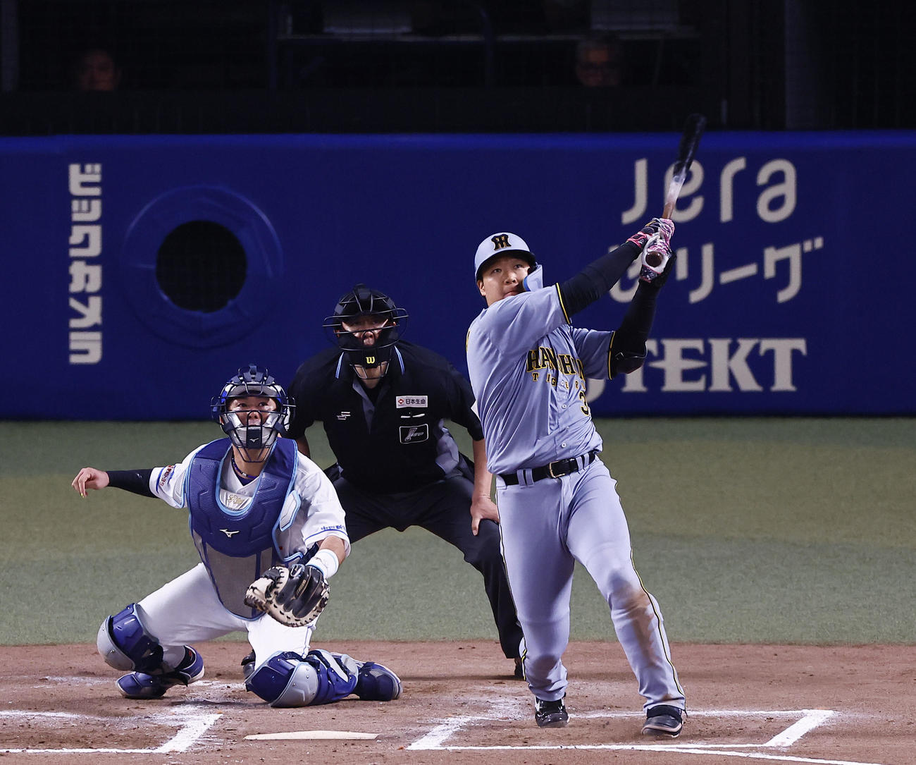 中日対阪神　6回表阪神2死一、三塁、大山は左越えに2点適時二塁打を放つ（撮影・藤尾明華）