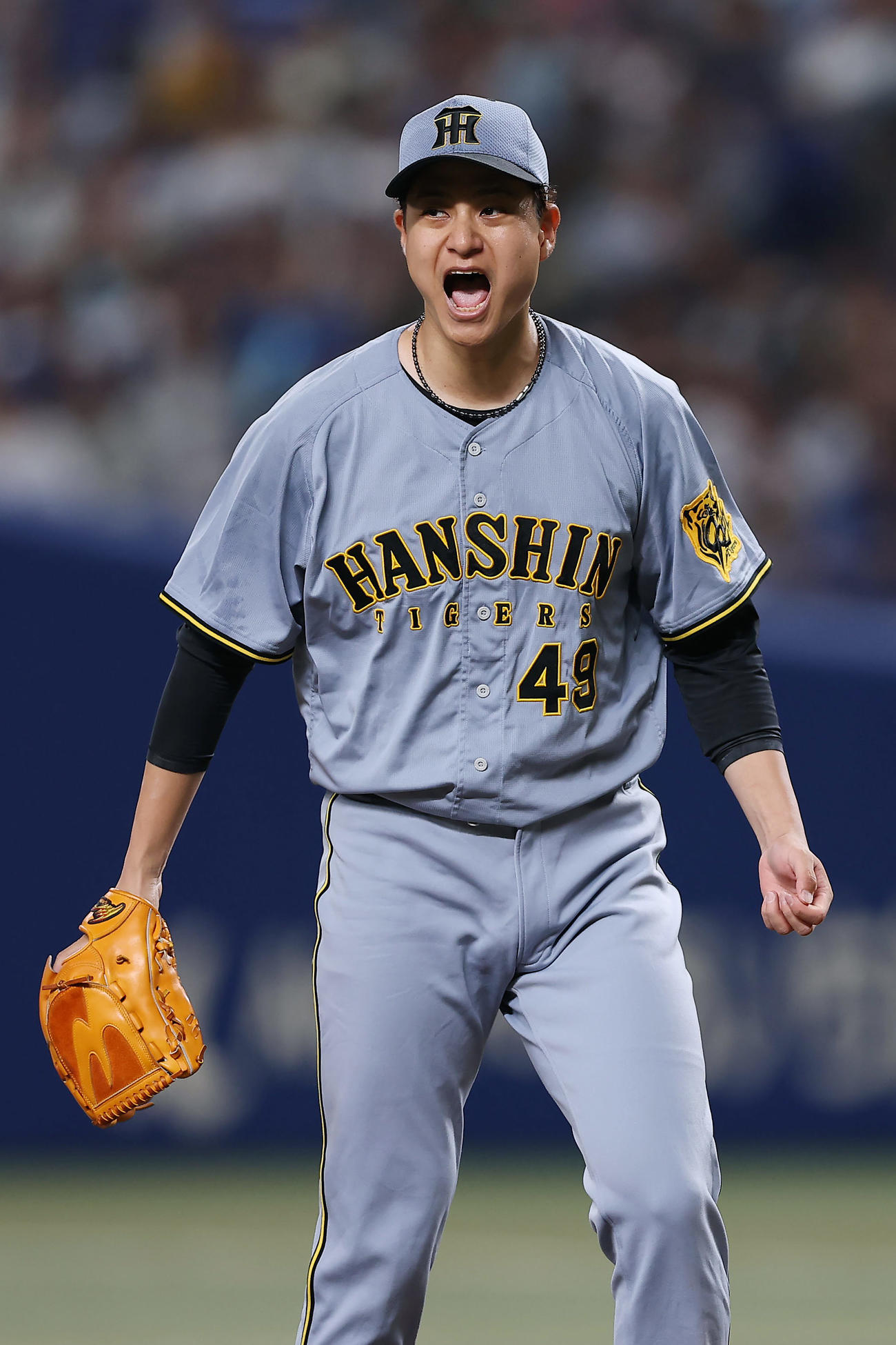 中日対阪神　5回裏中日2死一、三塁、カリステを空振り三振に仕留め、雄たけびを上げる大竹（撮影・前田充）