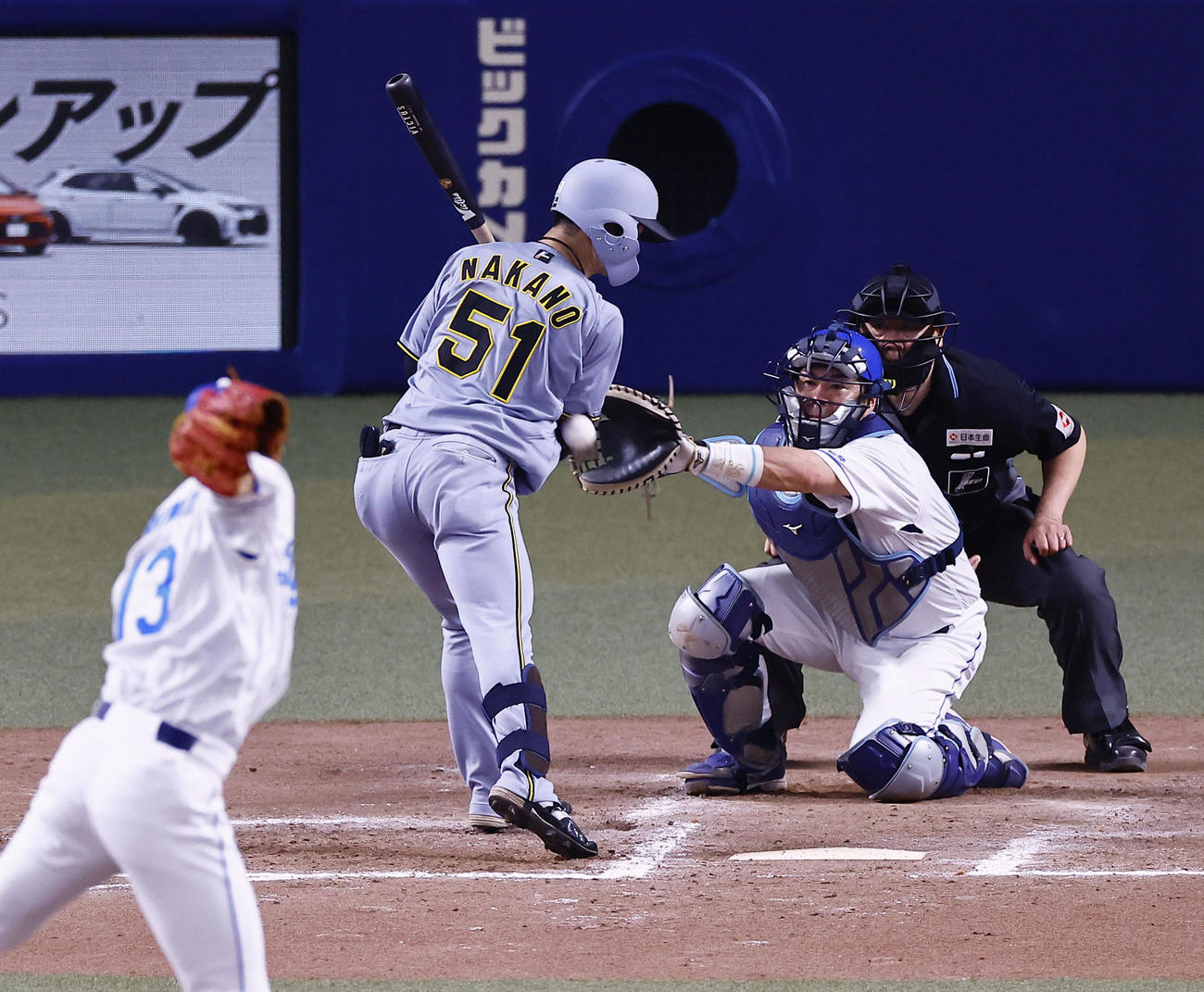 中日対阪神　7回表阪神2死二塁、死球を受ける中野。投手橋本（撮影・藤尾明華）