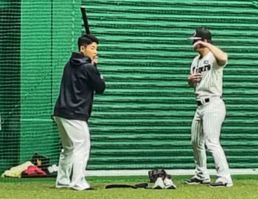 ソフトバンク近藤（左）から打撃指導を受ける阪神前川（撮影・藤尾明華）