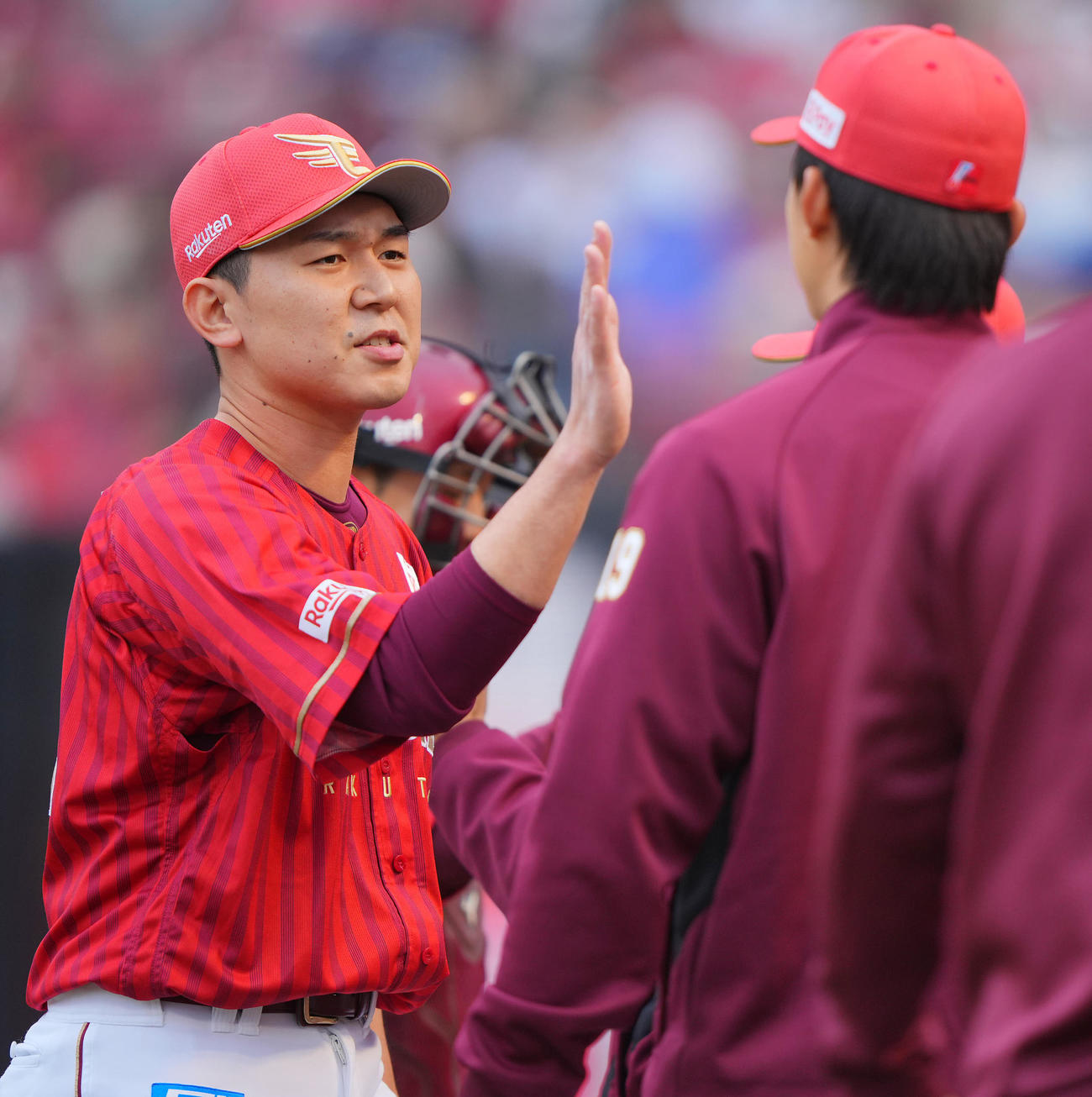 楽天対日本ハム　8回表日本ハムの攻撃を無失点に抑えた楽天西口（左）は荘司とタッチを交わす（撮影・垰建太）