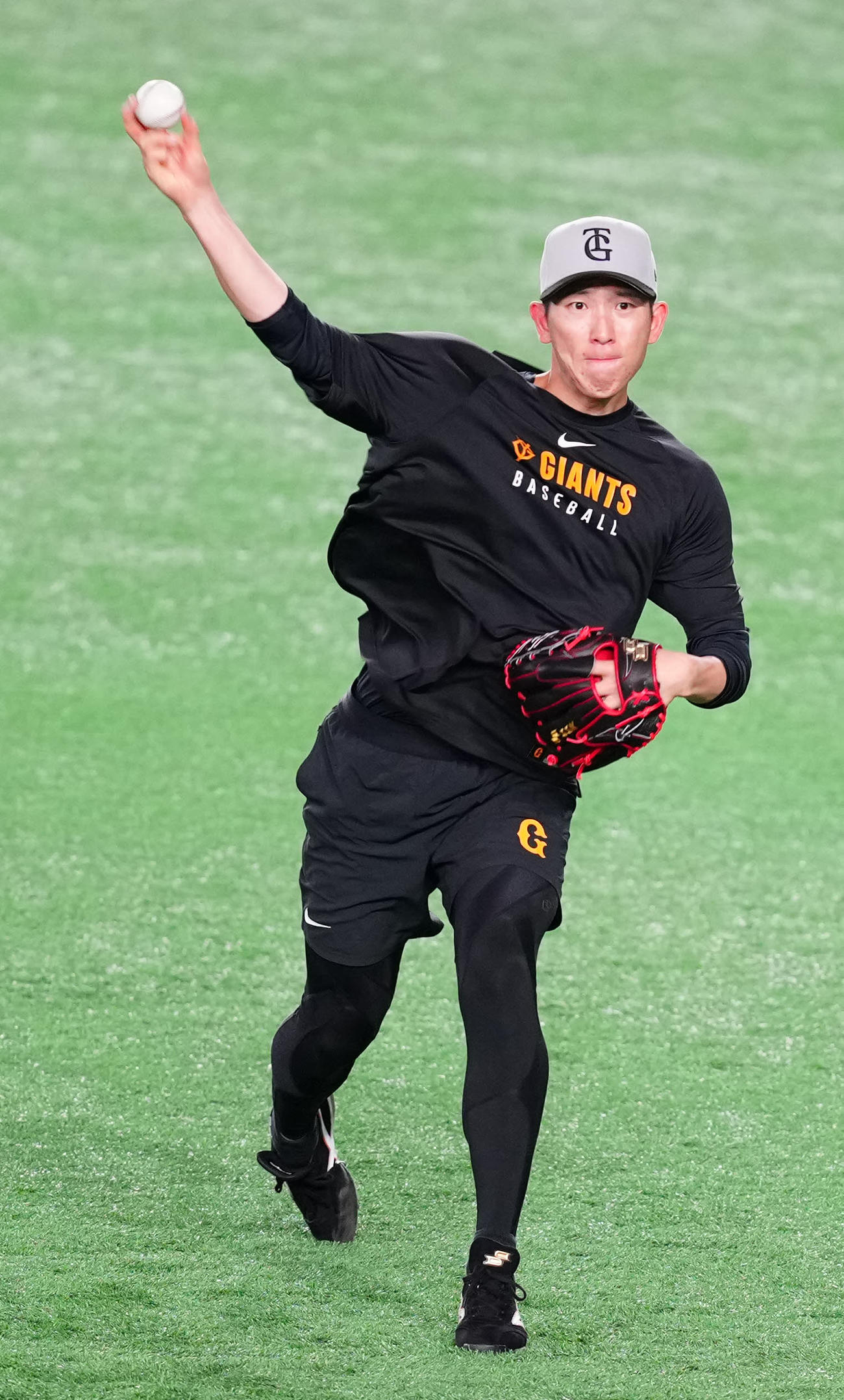 巨人対ヤクルト　試合前練習に臨む巨人戸郷（撮影・江口和貴）