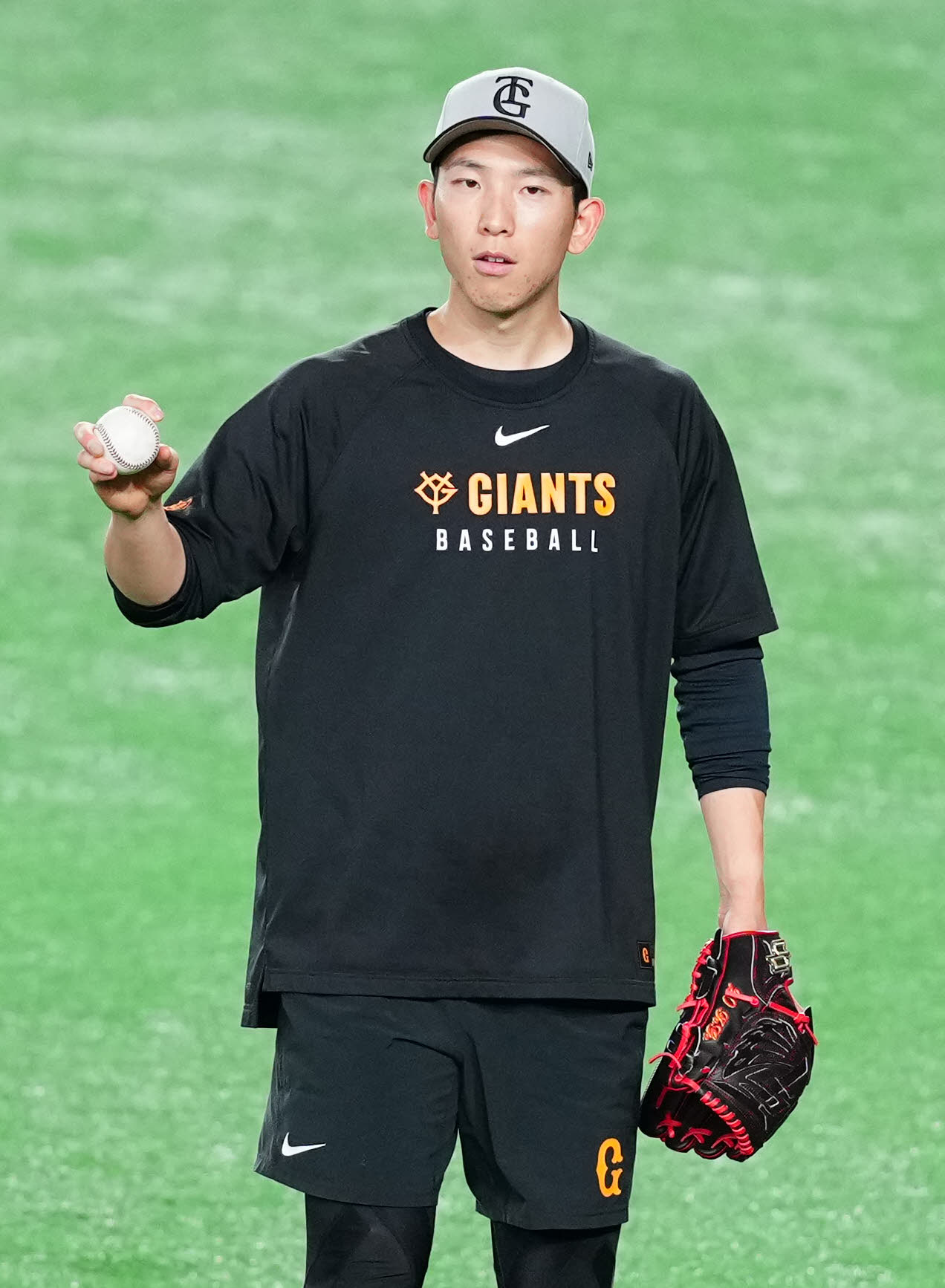 巨人対ヤクルト　試合前練習に臨む巨人戸郷（撮影・江口和貴）