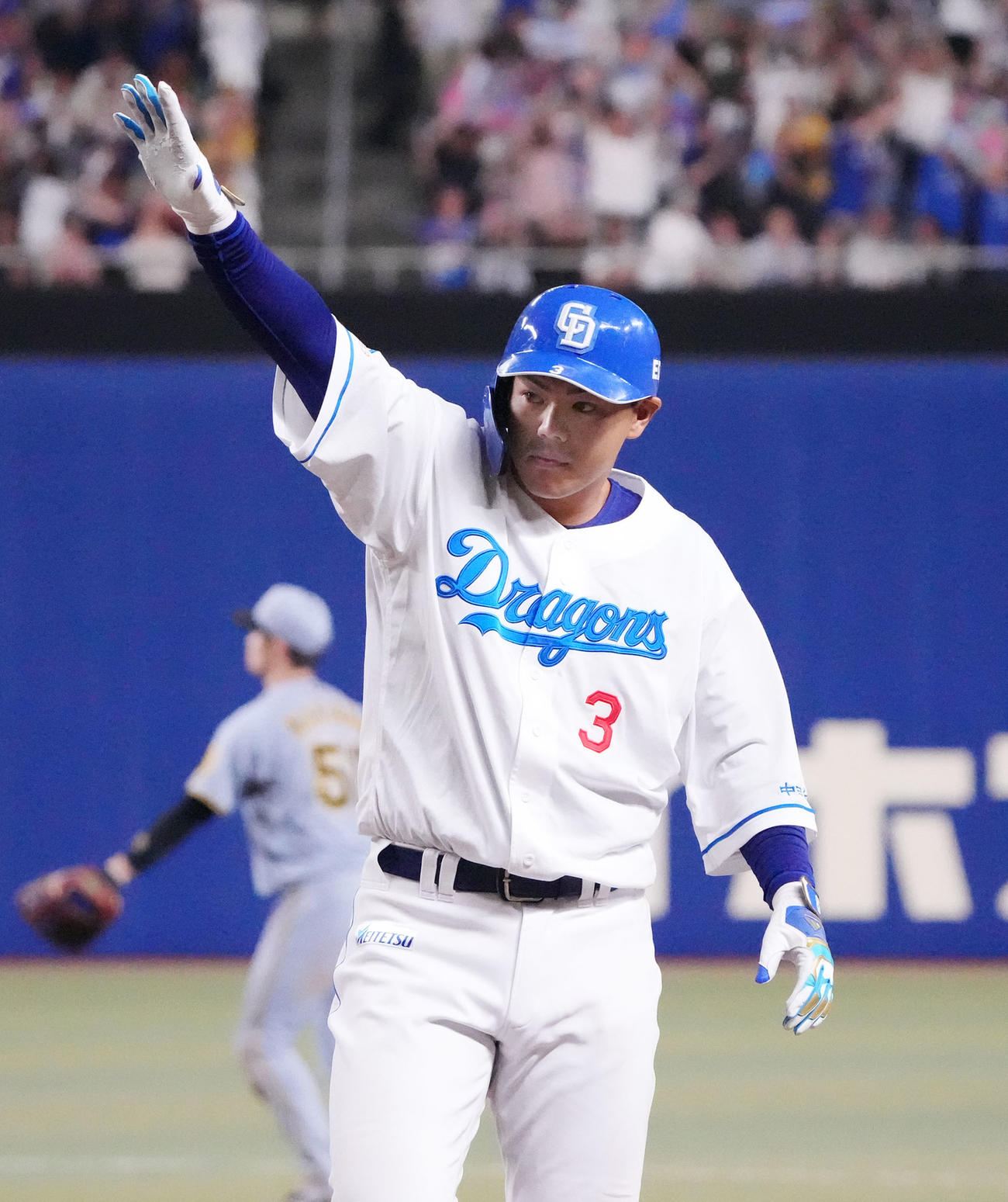 中日対阪神　8回裏中日1死二、三塁、中前適時打を放ちベンチへアピールする高橋周（撮影・森本幸一）