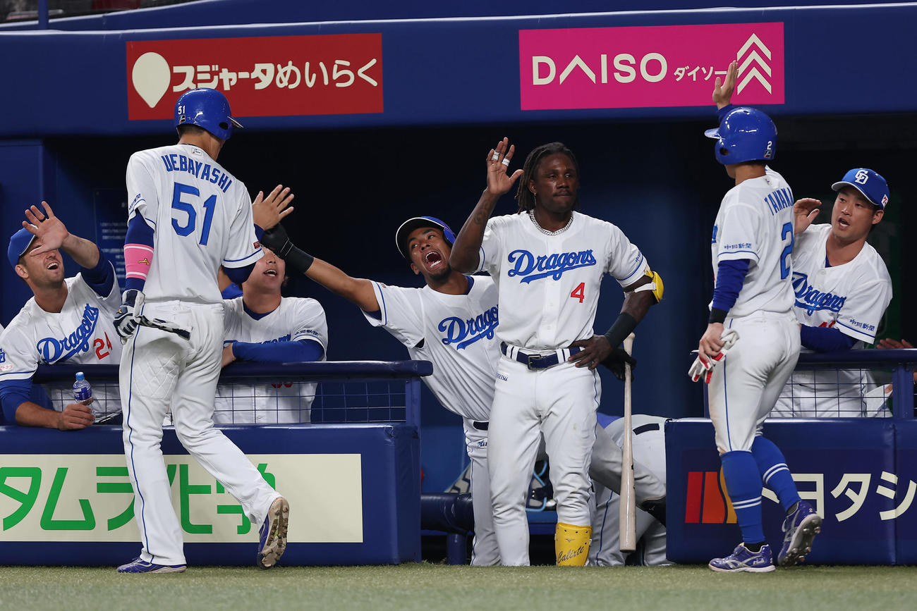 中日対阪神　8回裏中日1死二、三塁、高橋周の勝ち越し2点適時打で生還した上林と田中を迎える中日の選手たち（撮影・前田充）