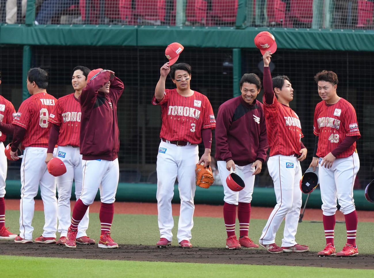 楽天対日本ハム　日本ハムに勝利し声援に応える楽天浅村（中央）ら（撮影・足立雅史）