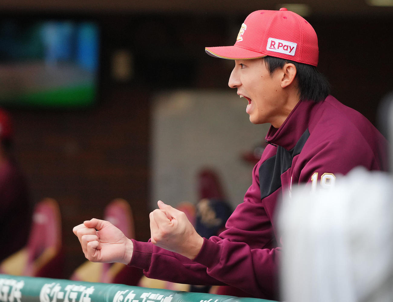 楽天対日本ハム　8回表、楽天西口が無失点に抑えガッツポーズする荘司（撮影・垰建太）