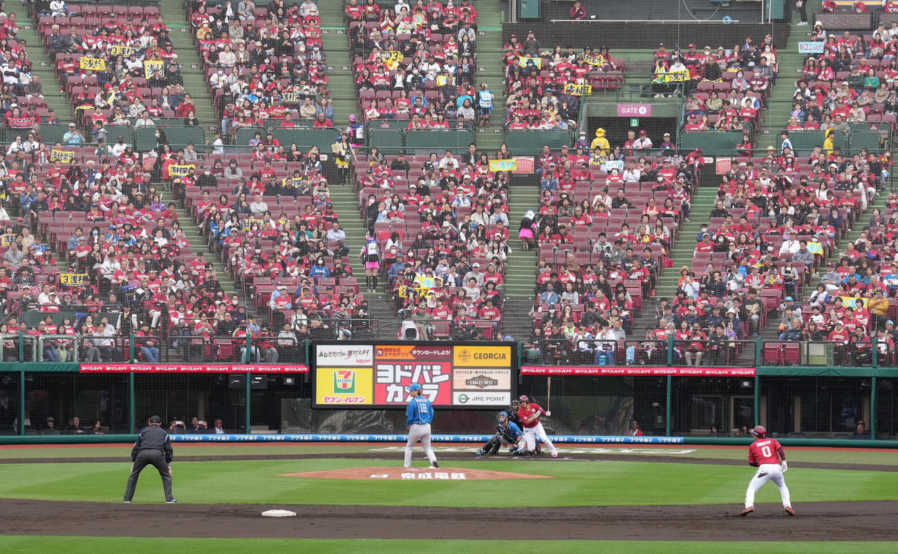 楽天対日本ハム　1回裏楽天1死二塁、浅村は通算2000安打となる右前適時打を放つ。投手山崎（撮影・足立雅史）