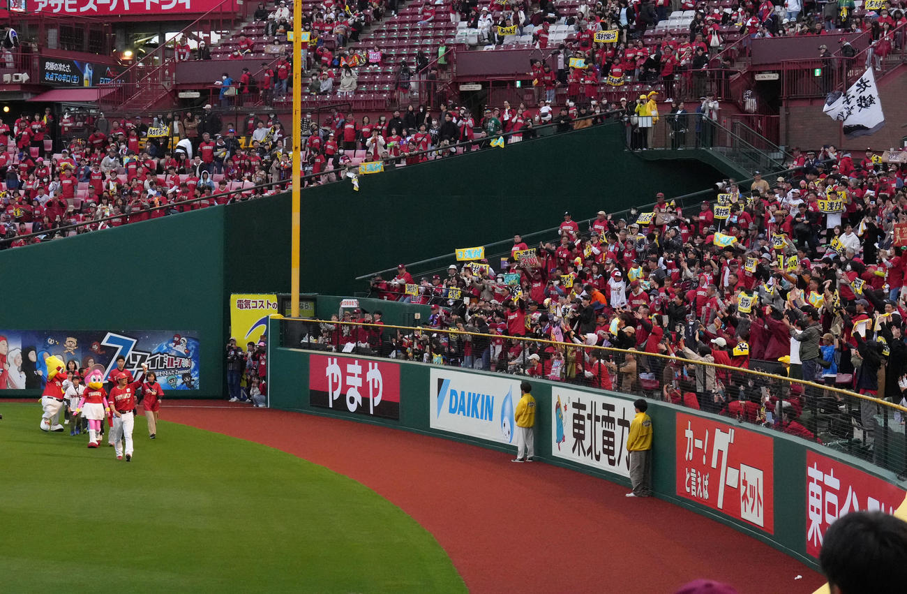 楽天対日本ハム　通算2000安打を達成した楽天浅村はスタンドの声援に応える（撮影・足立雅史）