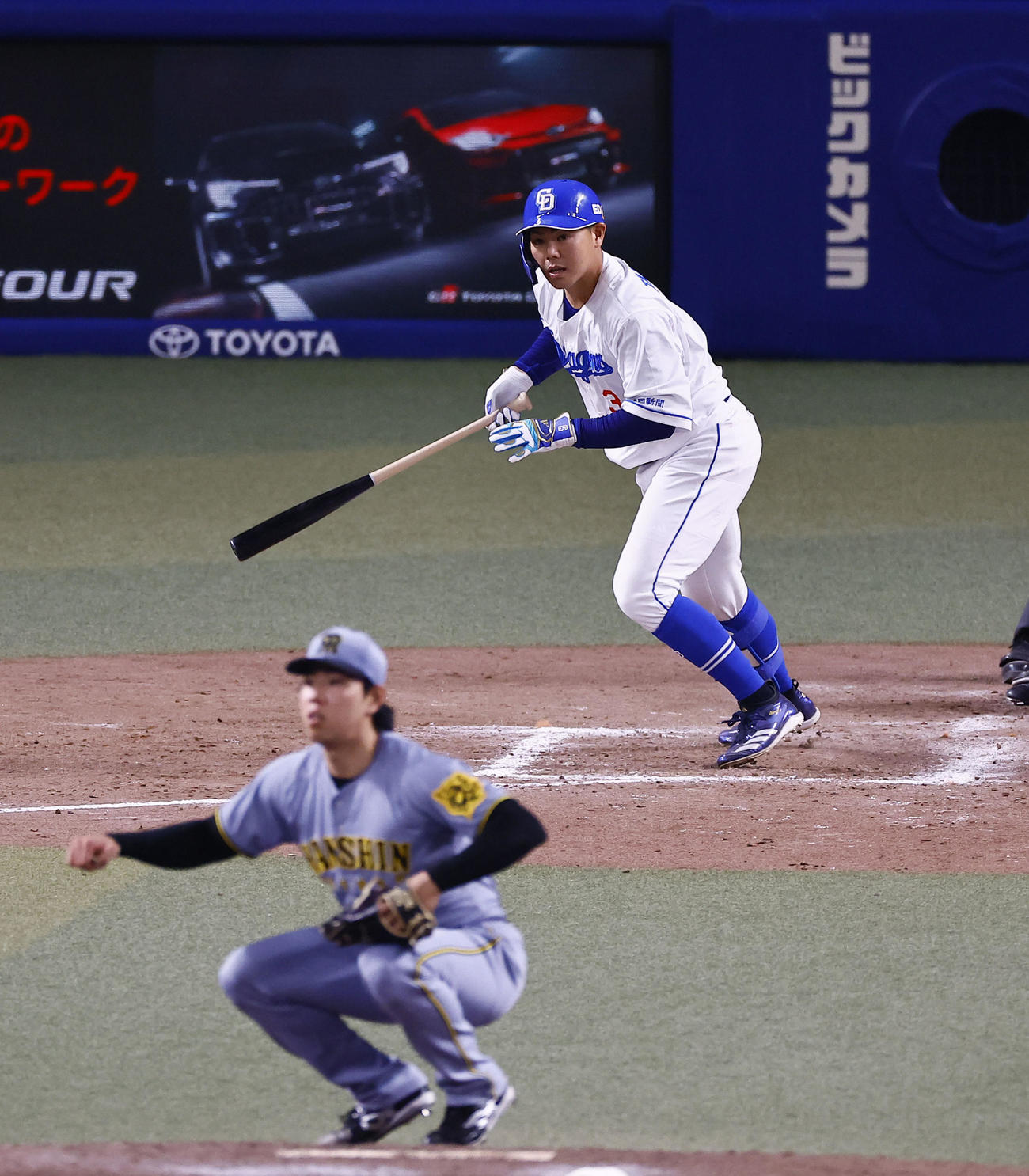 中日対阪神　8回裏中日1死二、三塁、高橋周は中前に勝ち越し2点適時打を放つ。投手工藤（撮影・藤尾明華）