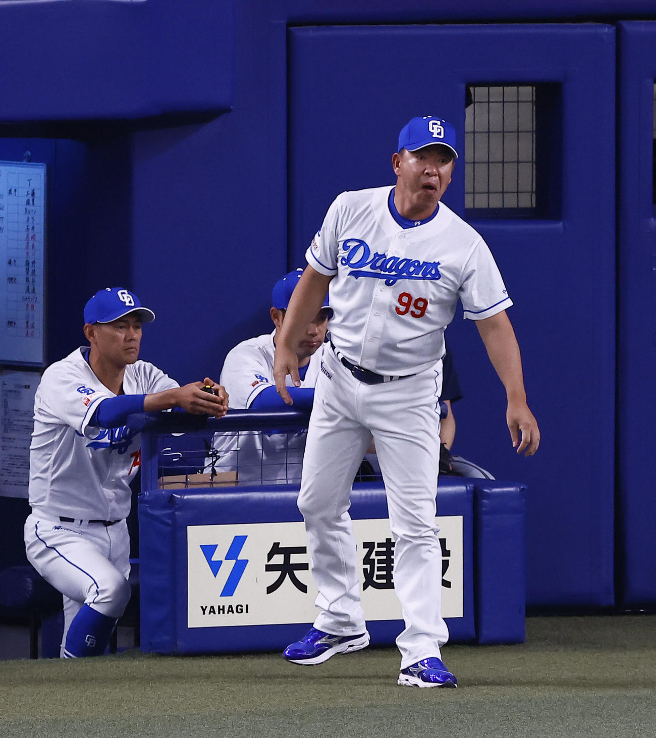 中日対阪神　6回表阪神2死一、三塁、大山悠輔の左越え2点適時二塁打でリクエストする中日井上監督（撮影・藤尾明華）