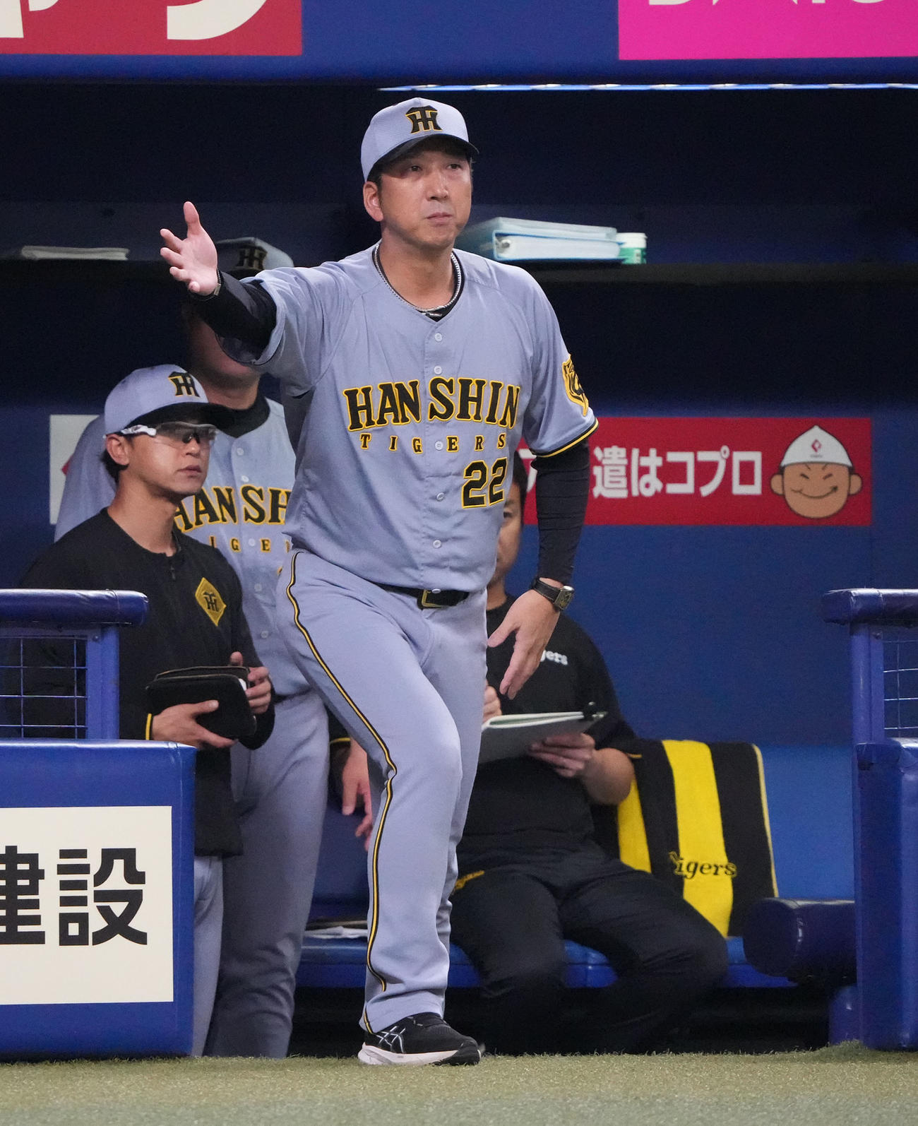 中日対阪神　6回表阪神2死一、三塁、代打を告げる藤川監督（撮影・森本幸一）
