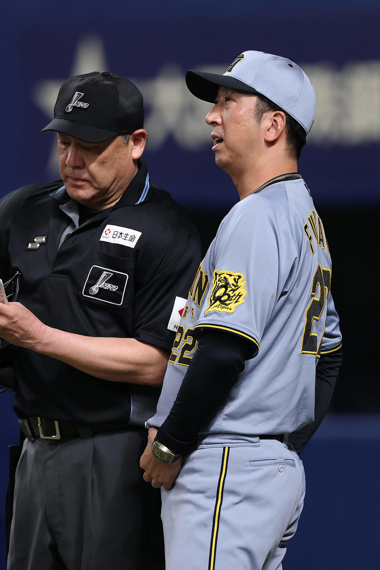 中日対阪神　6回表を終え、選手交代を告げる阪神藤川監督（撮影・前田充）