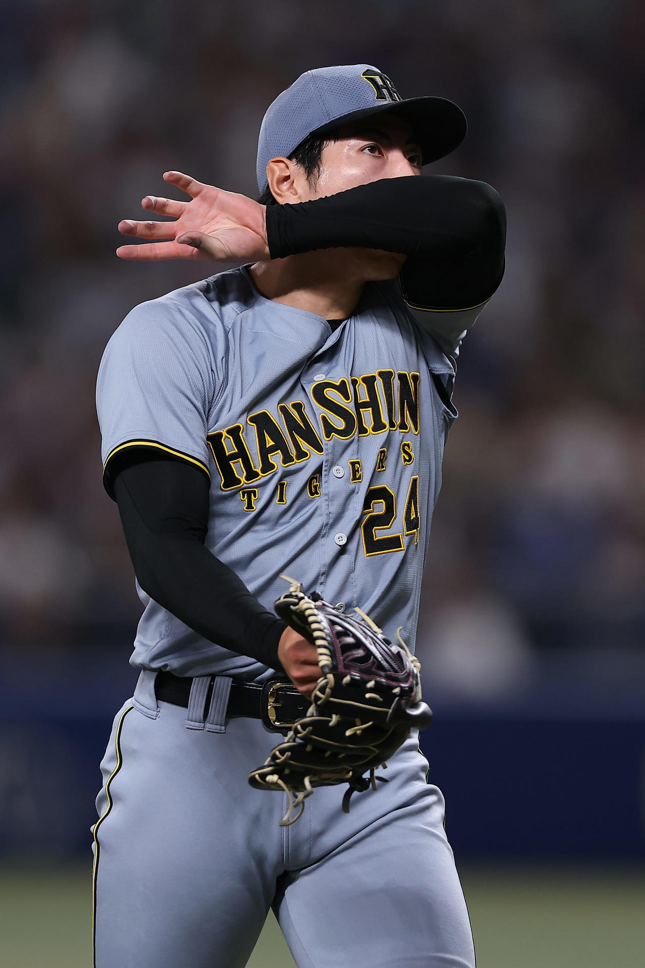 中日対阪神　8回裏を投げ終え、悔しそうにベンチへ戻る工藤（撮影・前田充）