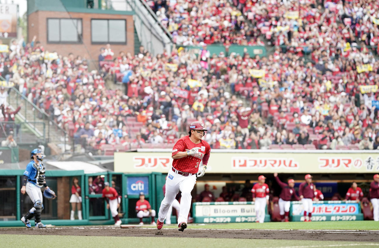 楽天対日本ハム　1回裏楽天1死二塁、通算2000安打となる先制適時打を放つ浅村（撮影・垰建太）