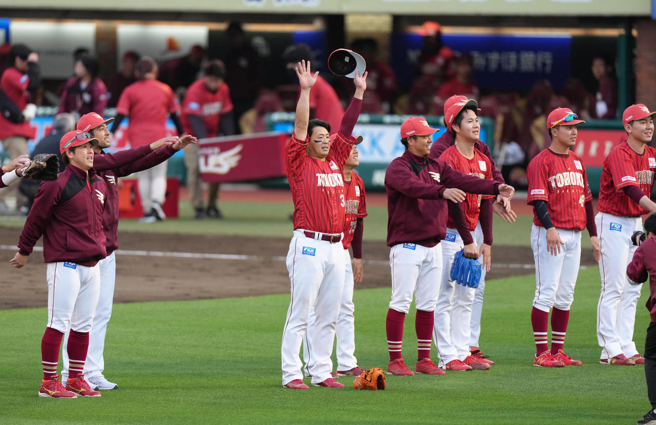 楽天対日本ハム　日本ハムに勝利しバンザイする楽天浅村（中央）ら（撮影・足立雅史）