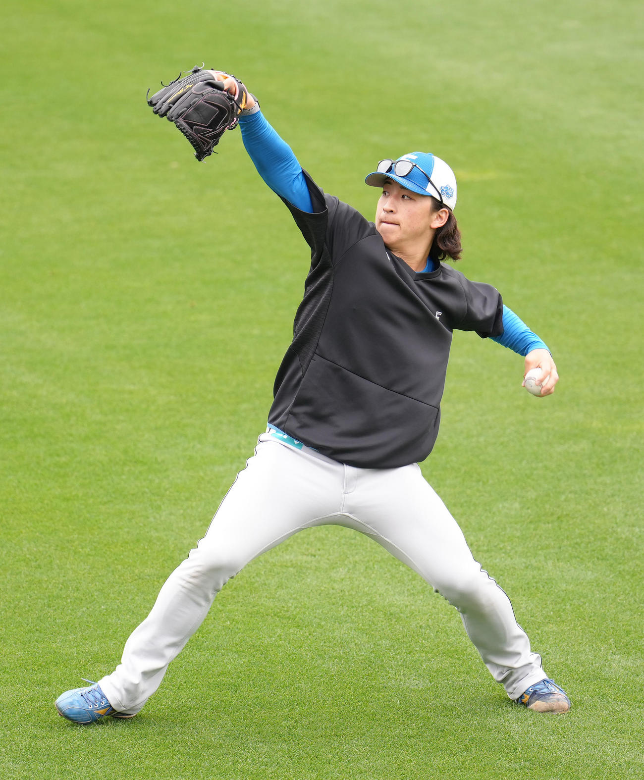試合前、キャッチボールで調整する日本ハム細野（撮影・足立雅史）