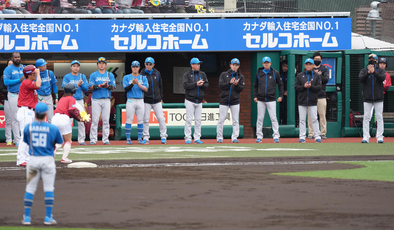 楽天対日本ハム　1回裏楽天1死二塁、通算2000安打となった浅村に拍手を送る日本ハム新庄監督（右端）ら（撮影・足立雅史）