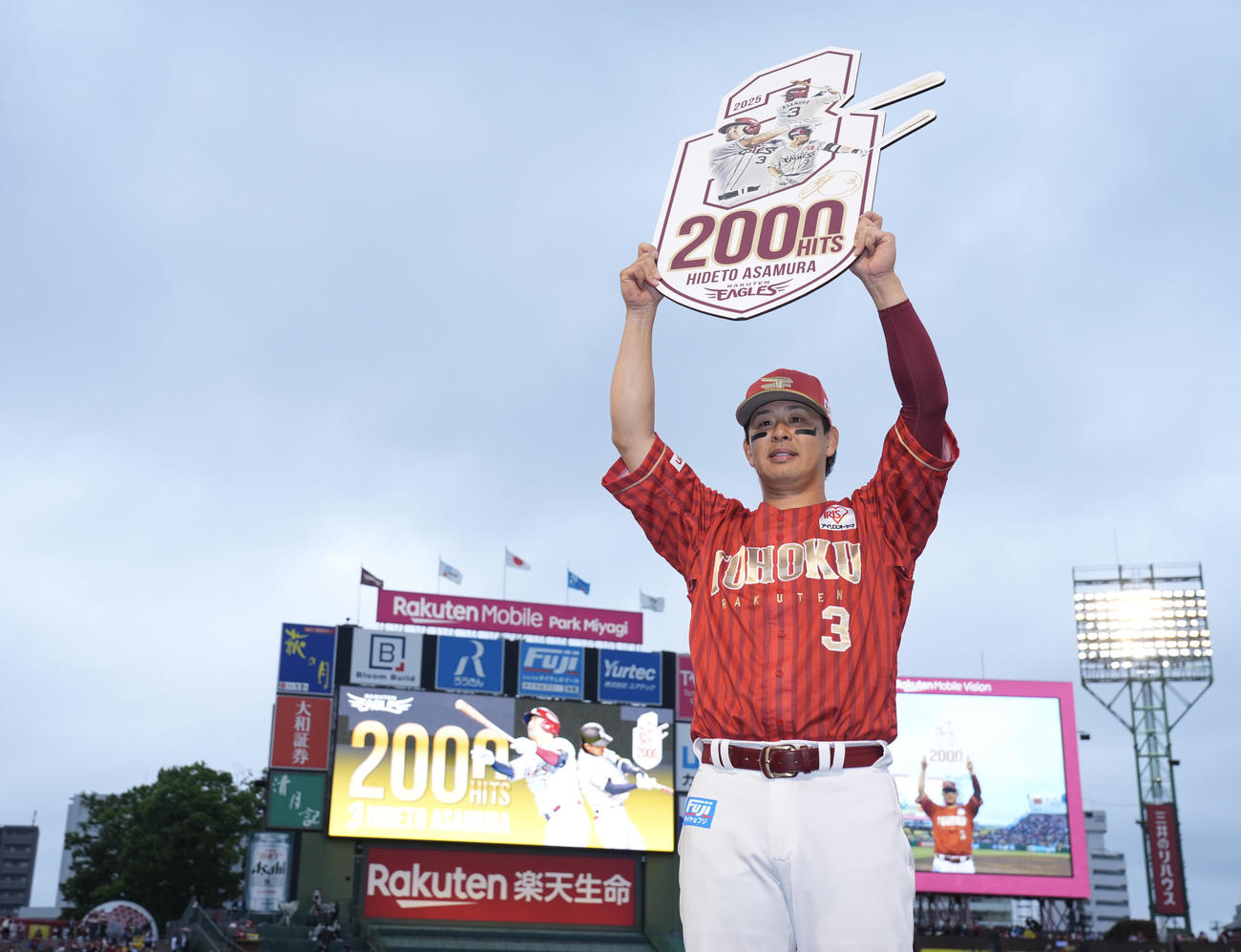 通算2000安打を達成しヒーローインタビューに臨む楽天浅村（撮影・垰建太）