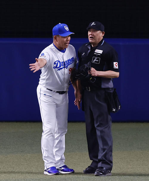 【中日】大詰め9回、球審の不規則ジェスチャーに場内混乱 井上監督が確認に出るも引き下がる - プロ野球 : 日刊スポーツ