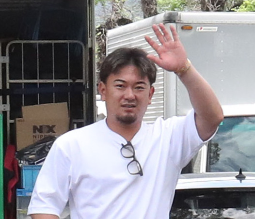 雨で試合が中止となり鹿児島へ移動する森はファンから声をかけられ手を振る（撮影・梅根麻紀）