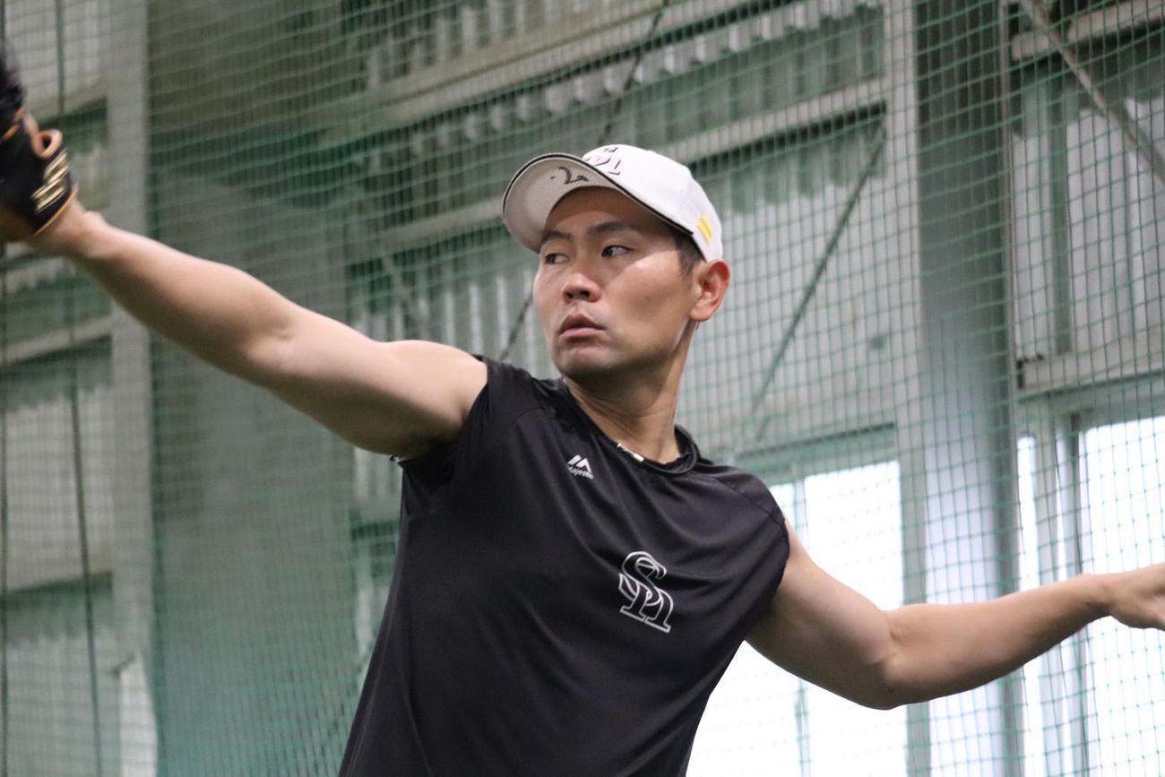 室内練習場でキャッチボールをする中村（球団提供）