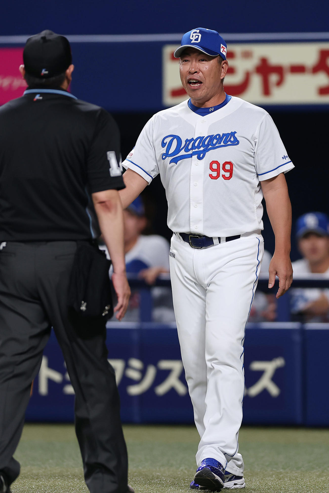 中日対阪神　9回表阪神無死、渡辺の四球判定に抗議する井上監督（撮影・前田充）