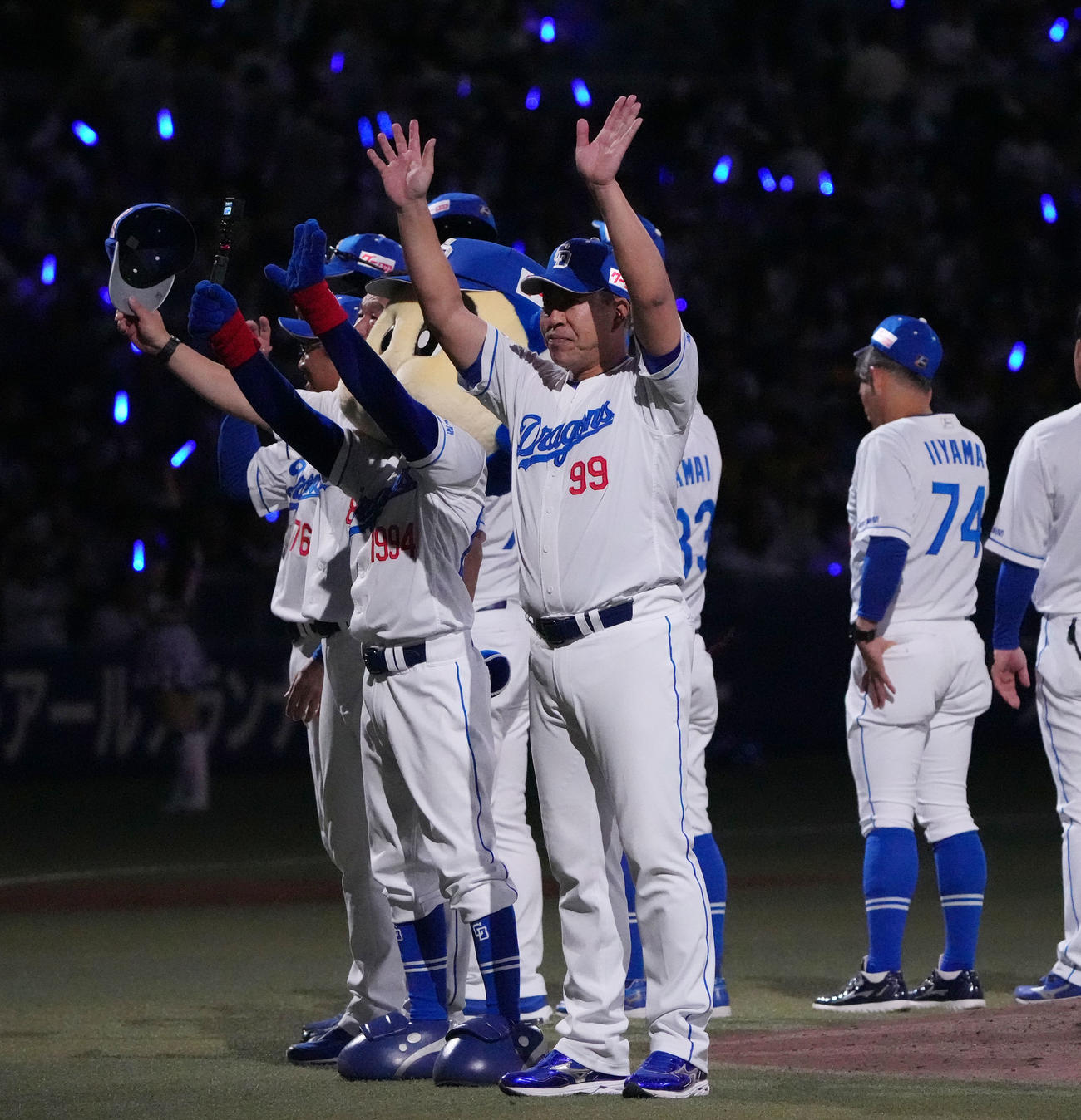 中日対阪神　試合終了、観客に手を振る井上監督（撮影・森本幸一）