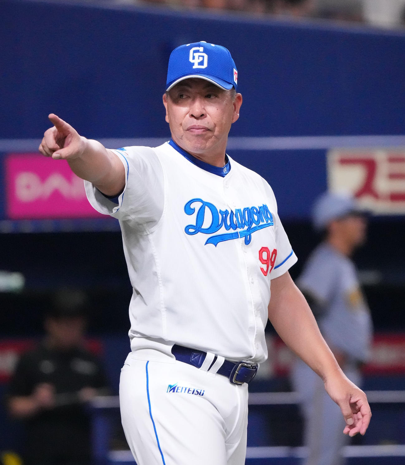 中日対阪神　6回終了、選手交代を告げる井上監督（撮影・森本幸一）