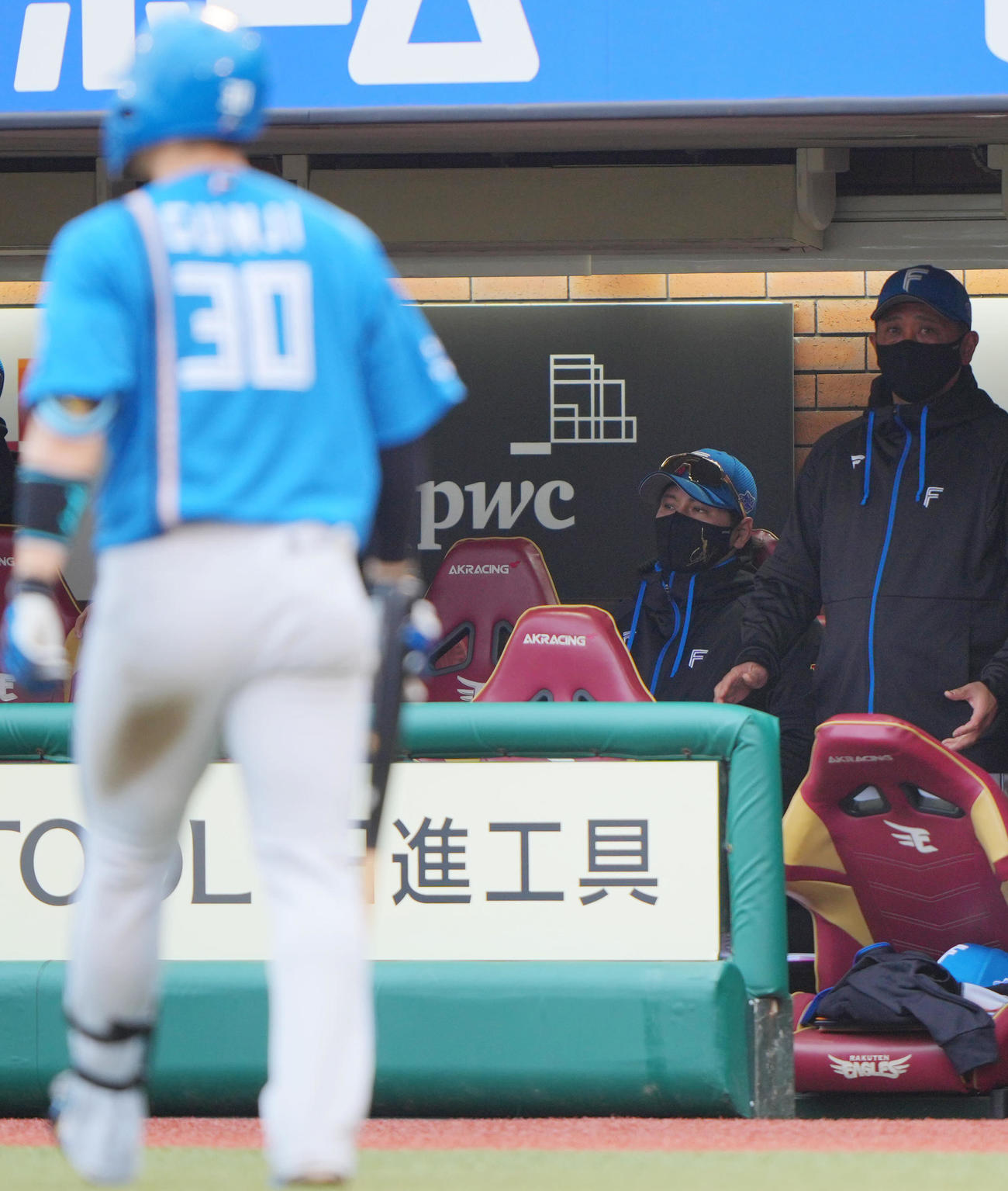 楽天対日本ハム　8回表日本ハム1死二塁、郡司（手前）が見逃しの三振に倒れ渋い表情の新庄監督（中央）（撮影・垰建太）