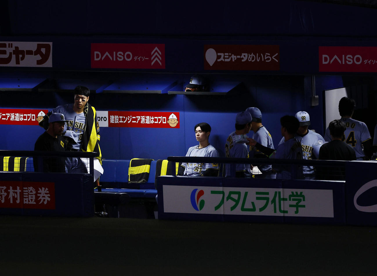 中日対阪神　9回表阪神2死二塁、見逃し三振に倒れ試合終了となり、ベンチでぼうぜんとする中野（中央）（撮影・藤尾明華）