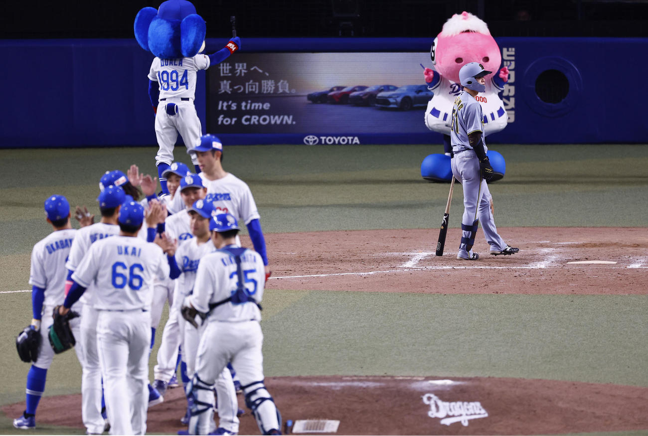 中日対阪神　9回表阪神2死二塁、見逃し三振に倒れ試合終了となるも、その場に立ち尽くす中野（撮影・藤尾明華）